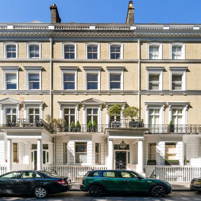 Luxurious home in South Kensington with beautiful pool and terrace.