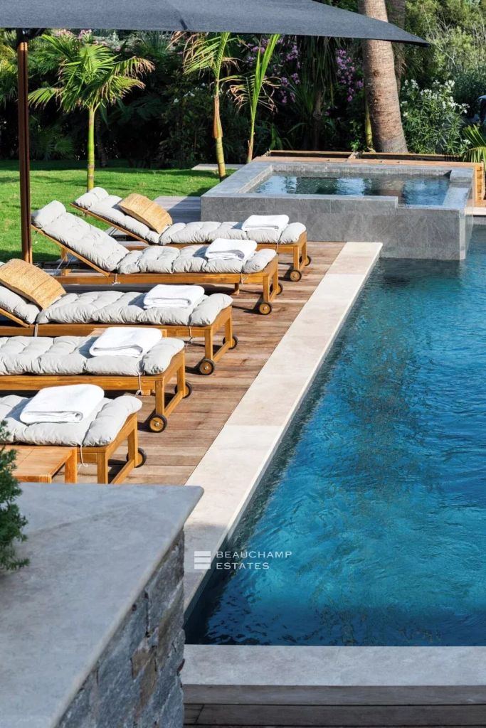 Luxurious villa walking distance to Pampelonne beach and Club 55