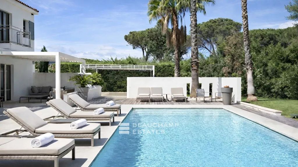 Luxury villa near Saint-Tropez with private beach access