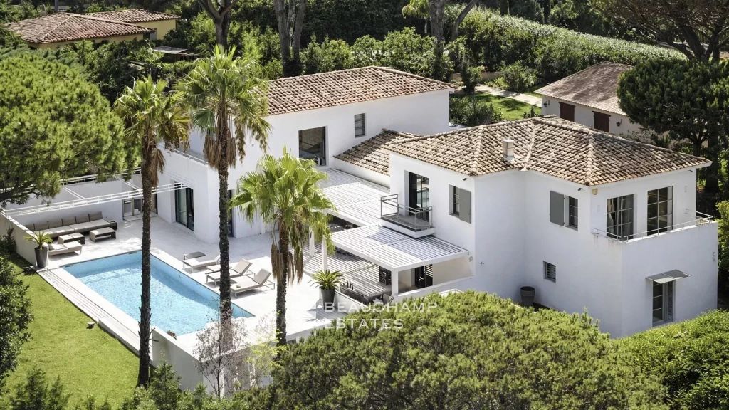 Luxury villa near Saint-Tropez with private beach access
