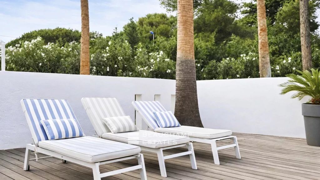 Luxury villa near Saint-Tropez with private beach access