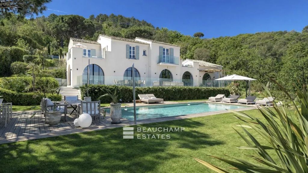 Luxury villa with sea view a few minutes from the center of Saint-Tropez