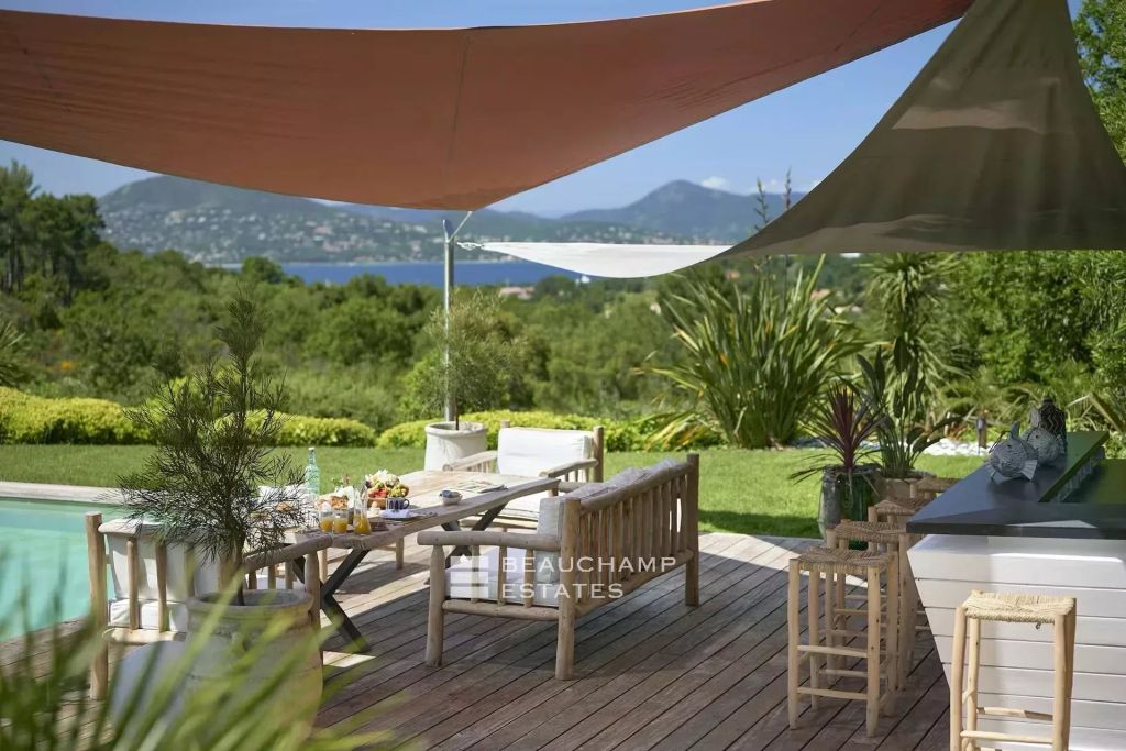 Luxury villa with sea view a few minutes from the center of Saint-Tropez