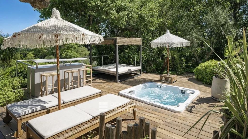 Luxury villa with sea view a few minutes from the center of Saint-Tropez