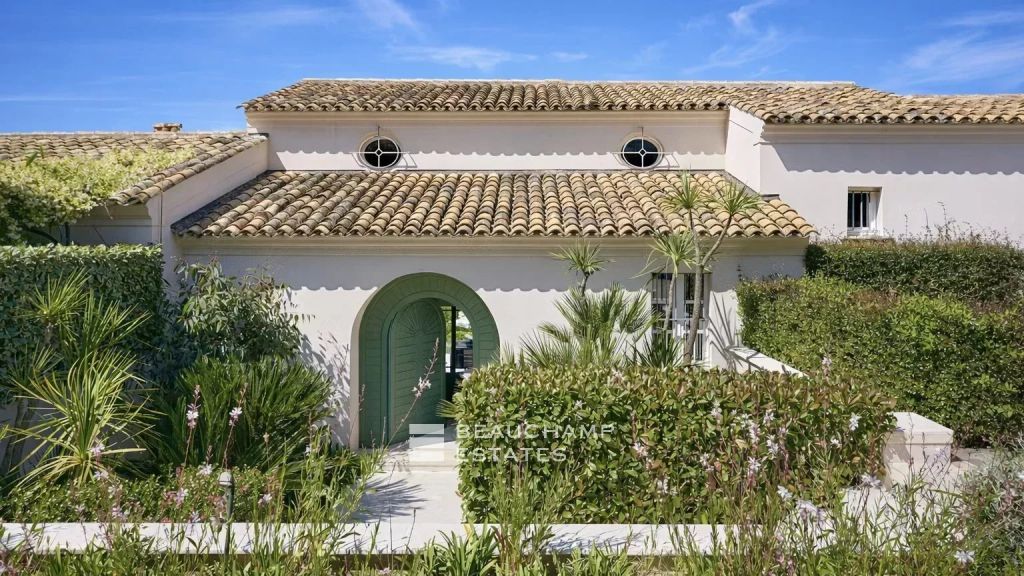 Luxury villa with sea view a few minutes from the center of Saint-Tropez