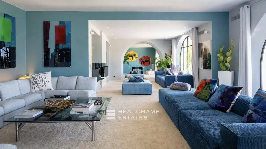 Luxury villa with sea view a few minutes from the center of Saint-Tropez