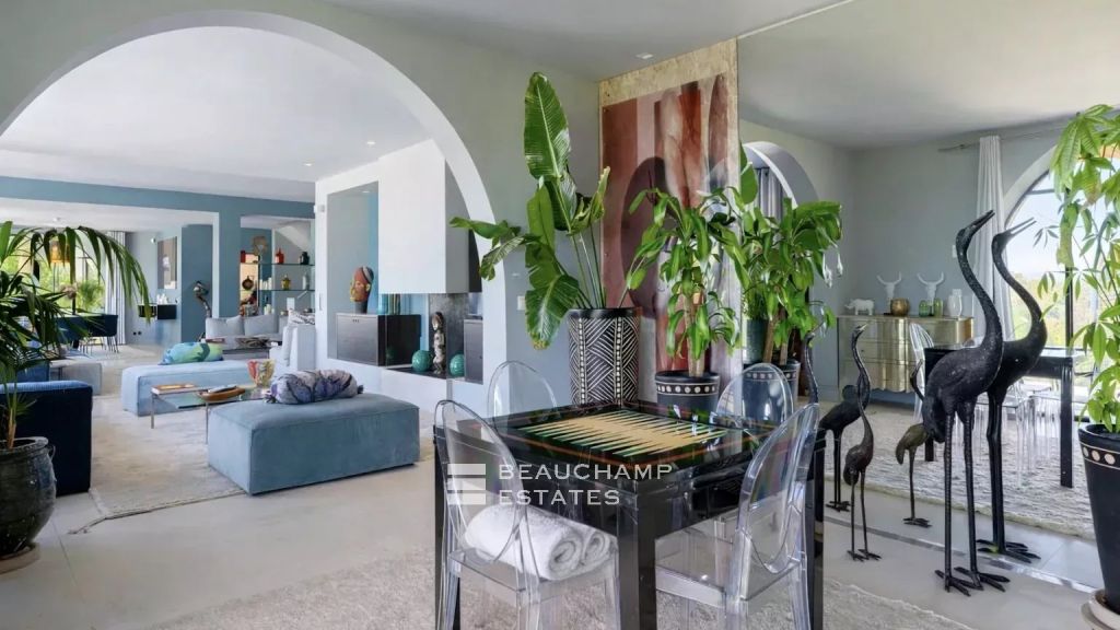 Luxury villa with sea view a few minutes from the center of Saint-Tropez