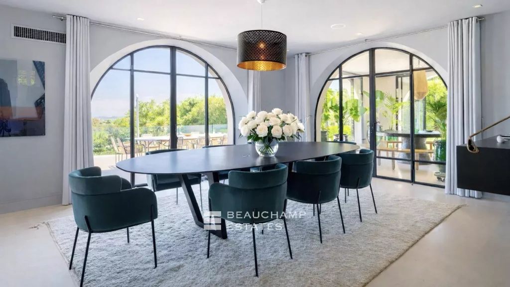 Luxury villa with sea view a few minutes from the center of Saint-Tropez