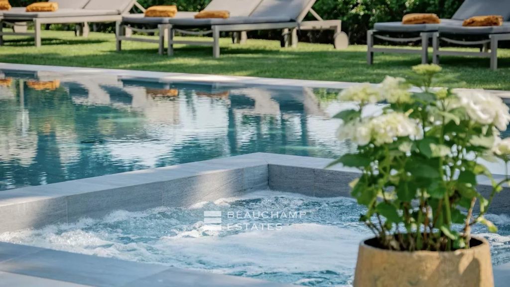 Luxury villa with views over the famous Pampelonne Beach, located in the private and secure Tahiti estate