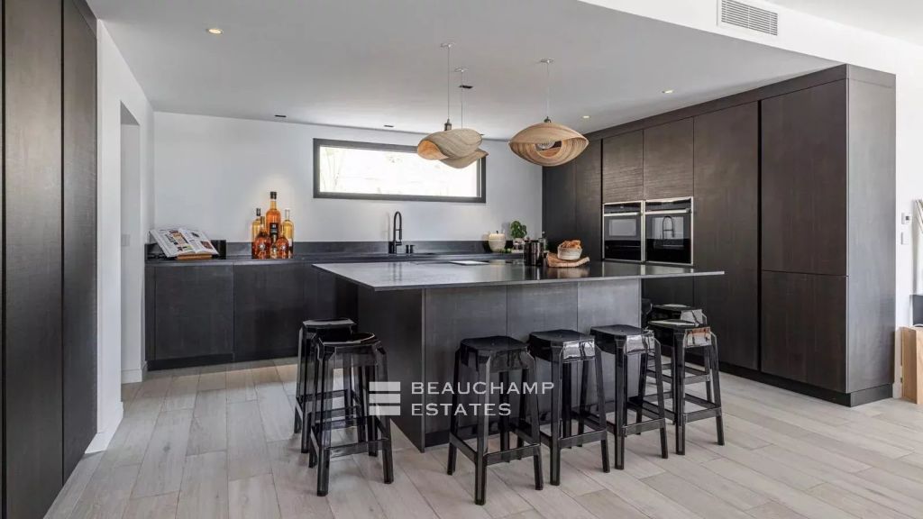 Magnificent contemporary 5-bedroom villa in Opio