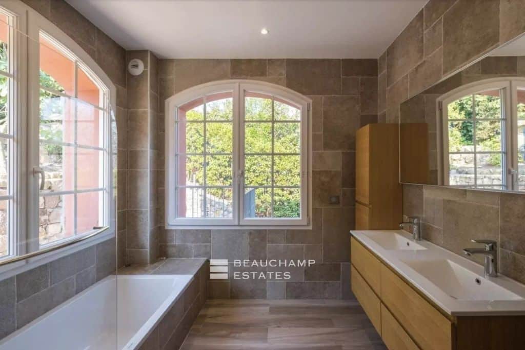 Magnificent villa with panoramic sea view – 5 bedrooms – in Théoule