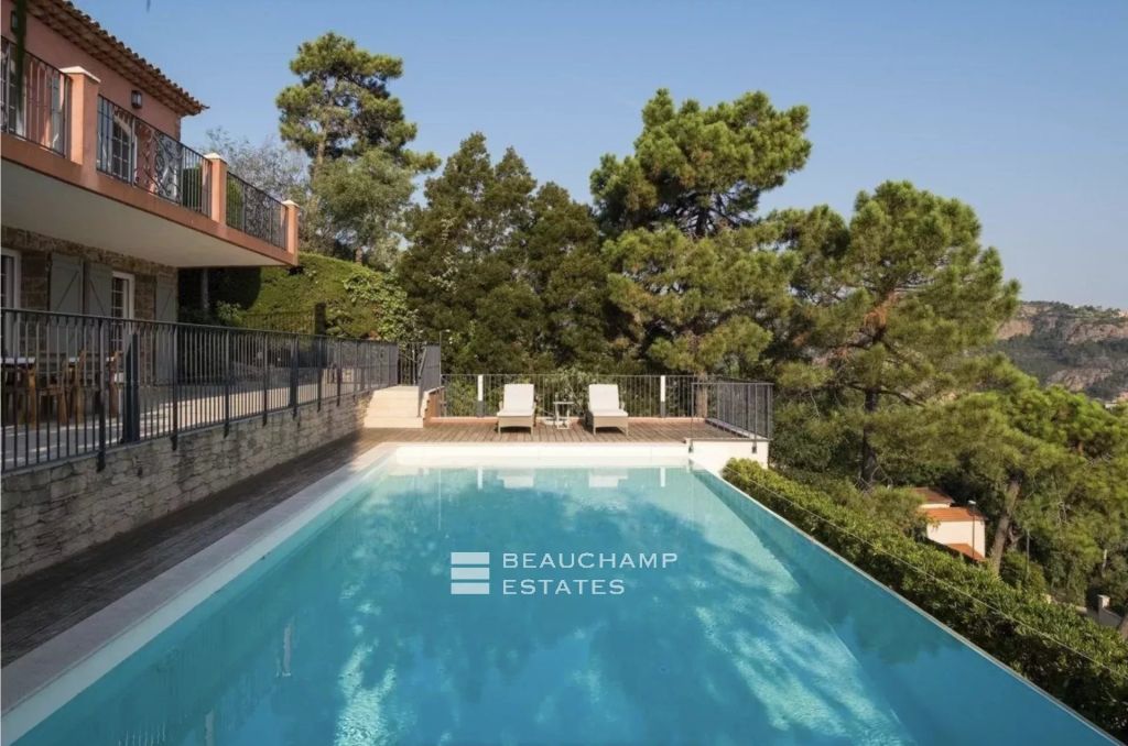 Magnificent villa with panoramic sea view – 5 bedrooms – in Théoule