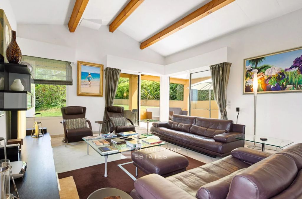 MANDELIEU LA NAPOULE – Villa in a private estate