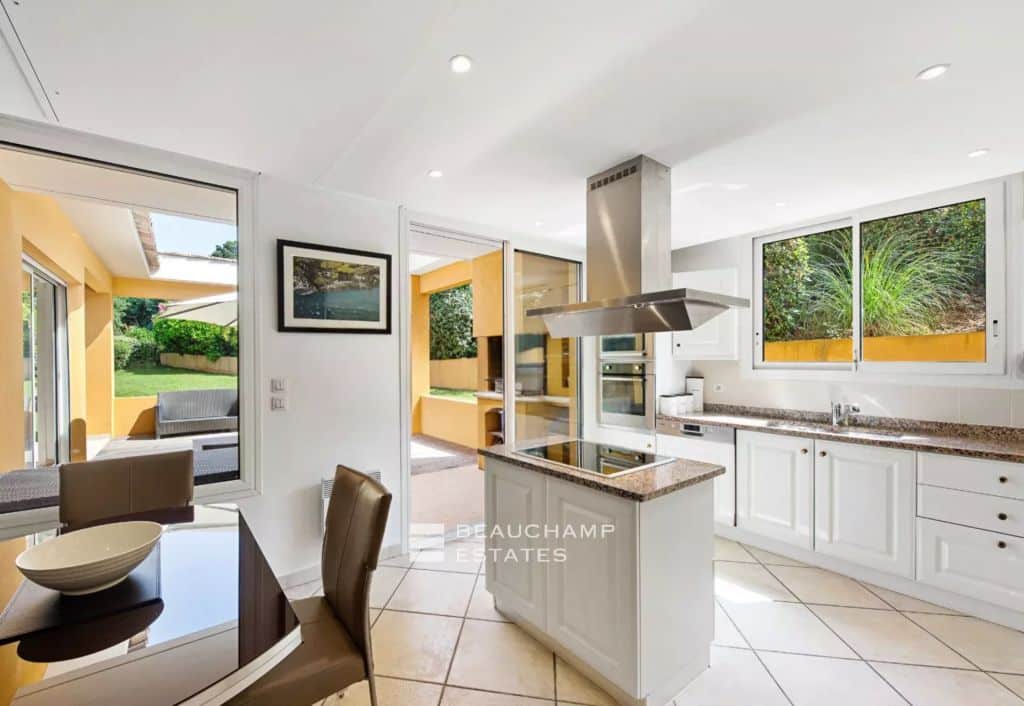 MANDELIEU LA NAPOULE – Villa in a private estate