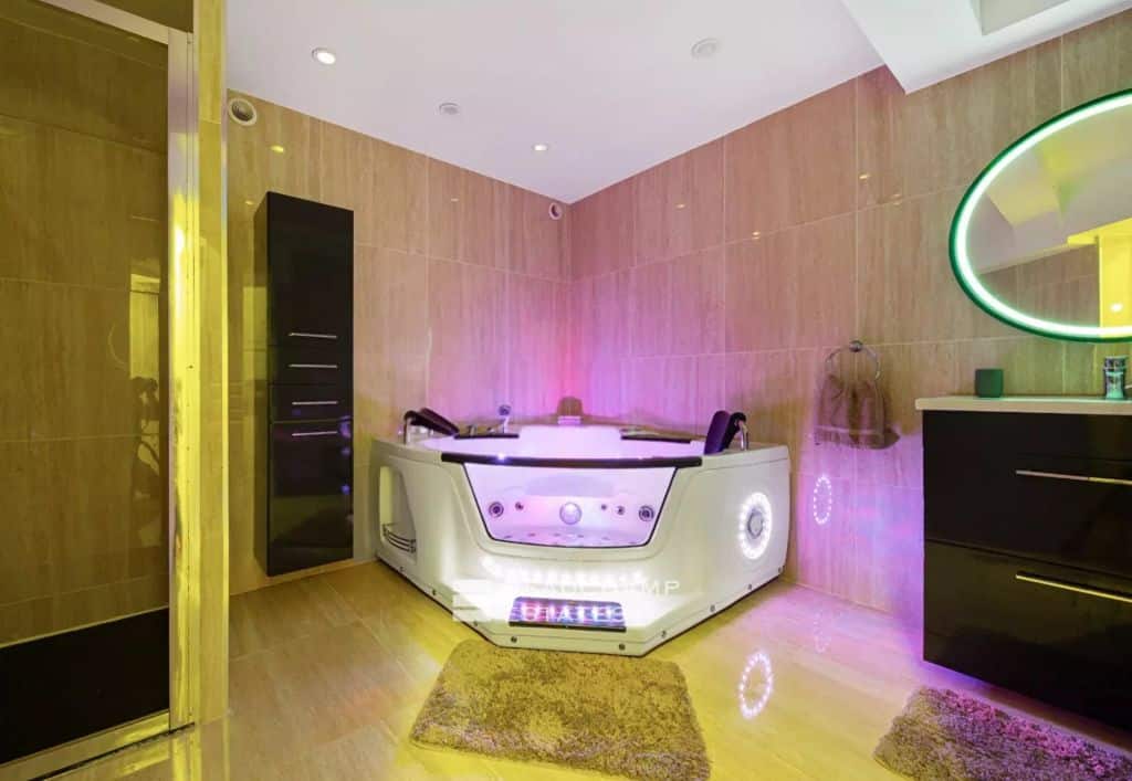 MANDELIEU LA NAPOULE – Villa in a private estate