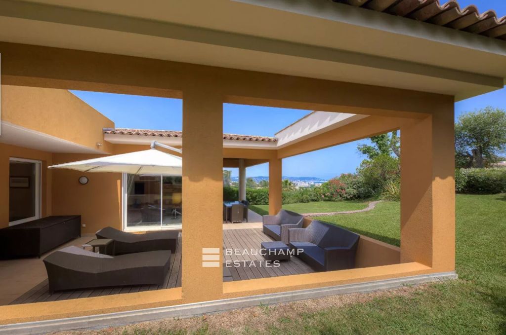 MANDELIEU LA NAPOULE – Villa in a private estate