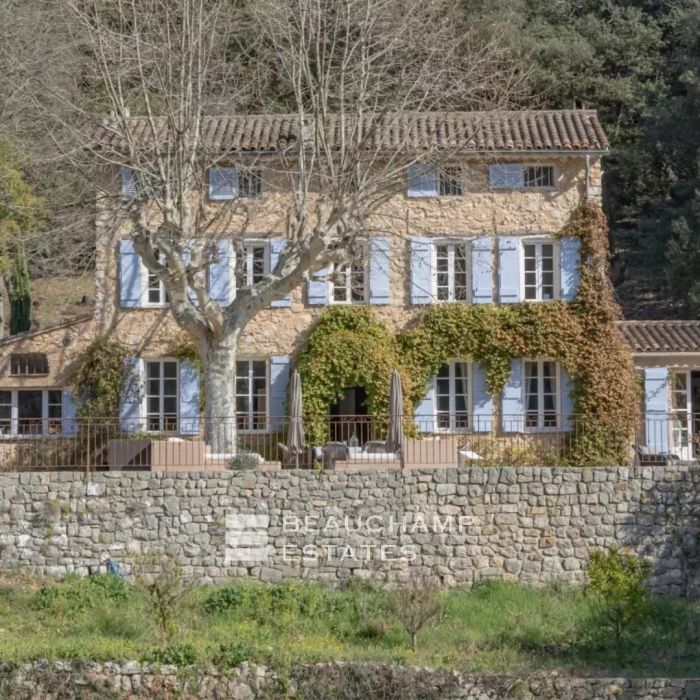 Mas Provençal with caretaker’s house – Large flat land