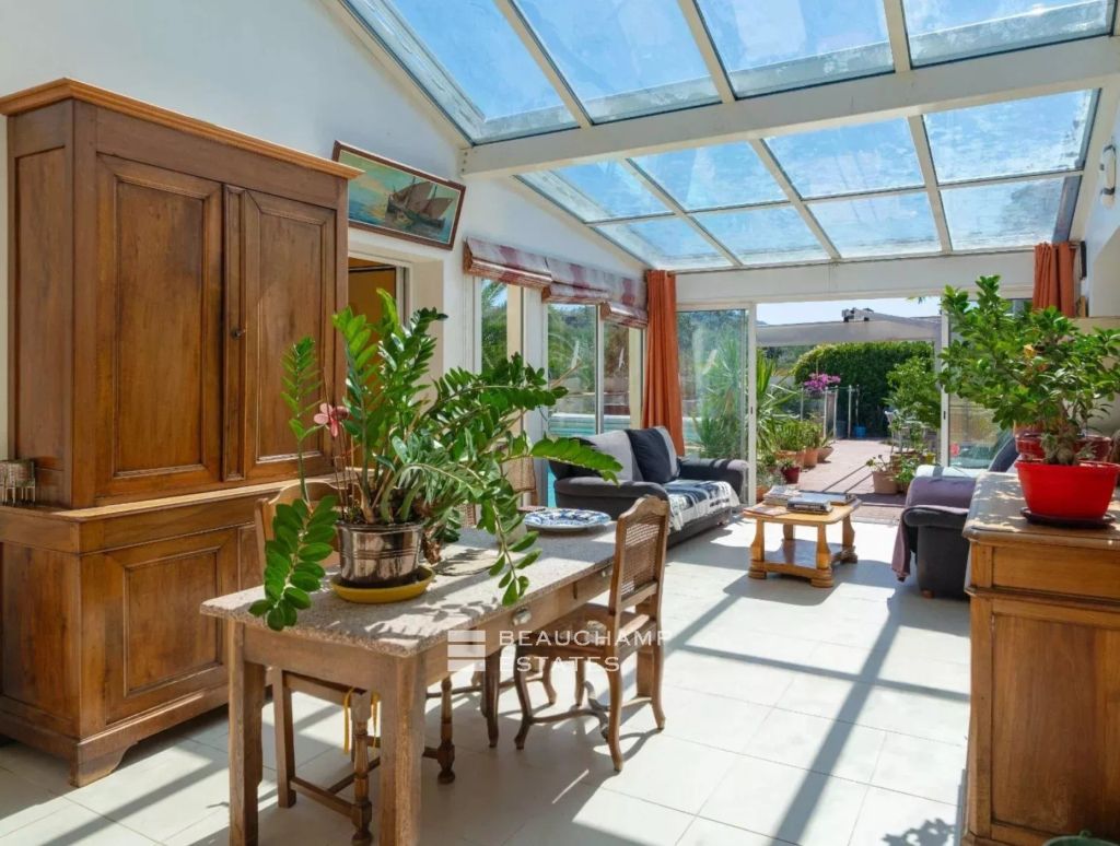 Minelle – Family Property with Swimming Pool in a Sought-After Residential Area