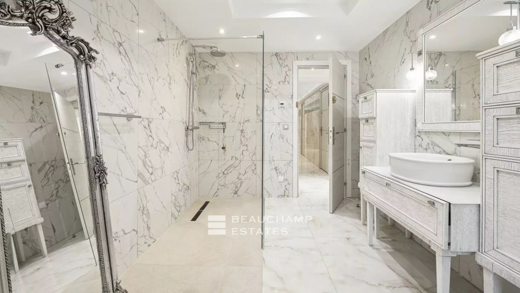 Modern 5-bedroom villa with sea view – Cannes Basse Californie