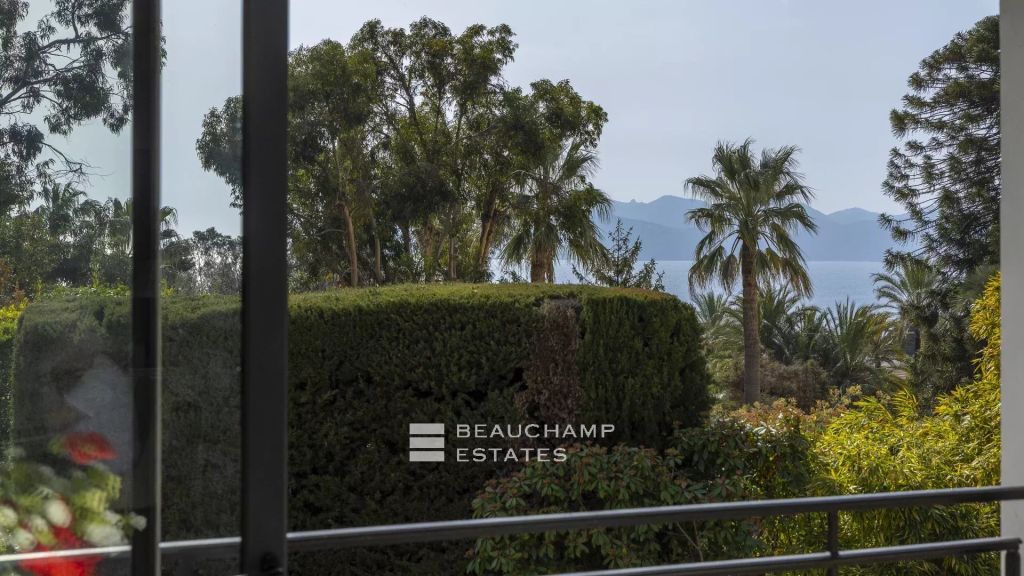 Modern 5-bedroom villa with sea view – Cannes Basse Californie