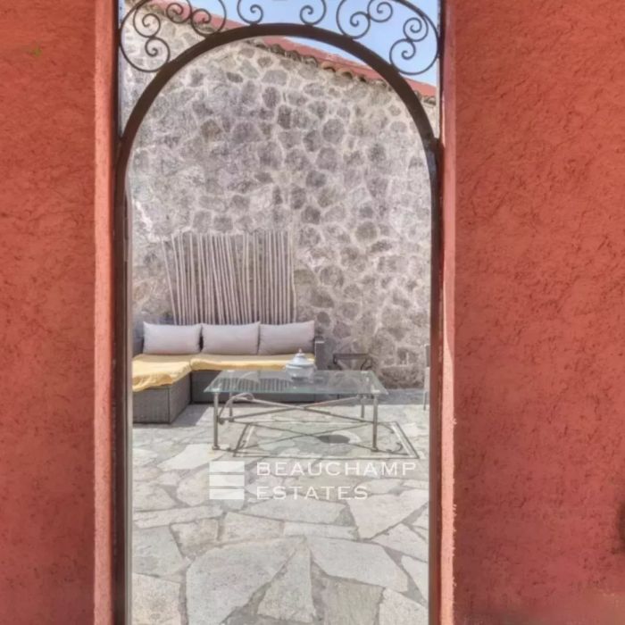 MOUANS-SARTOUX- Beautiful property on one hectare of flat grounds