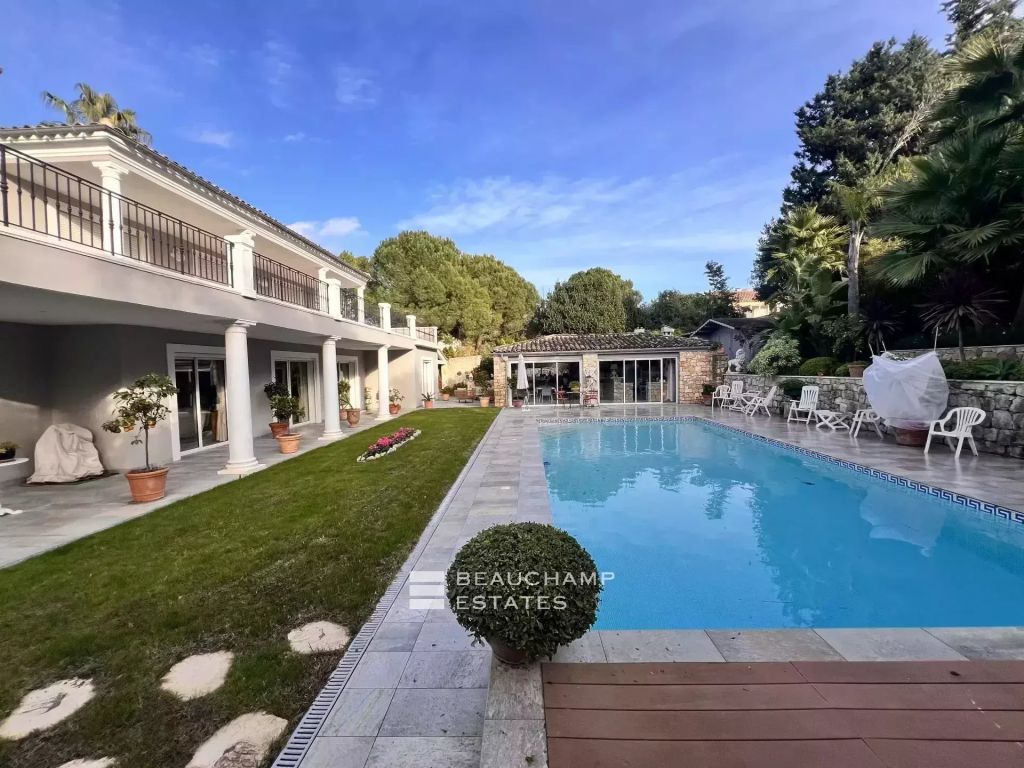 Mougins – 4 bedrooms Villa in a Private Estate