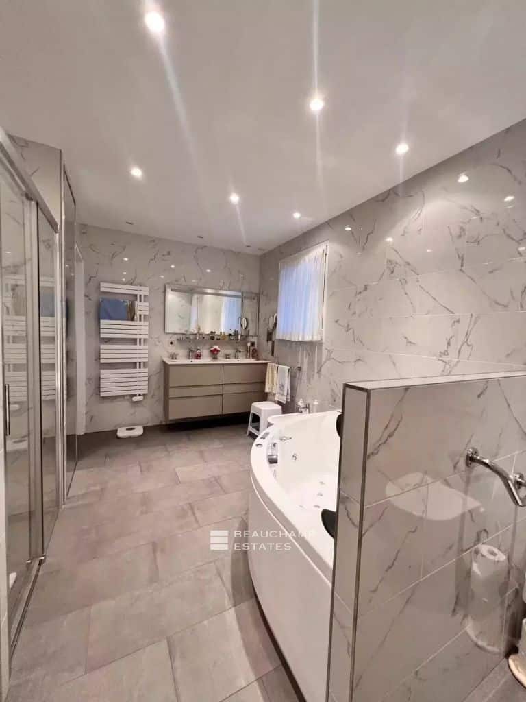 Mougins – 4 bedrooms Villa in a Private Estate