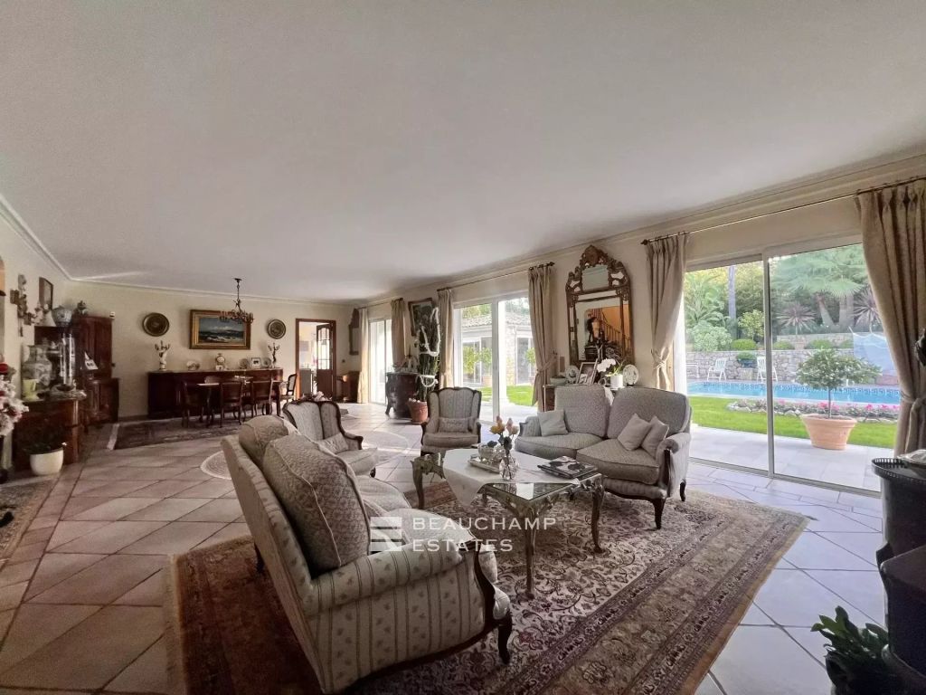 Mougins – 4 bedrooms Villa in a Private Estate