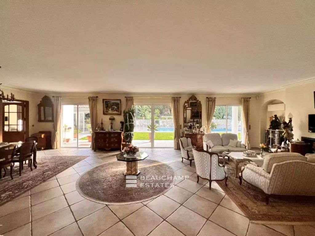 Mougins – 4 bedrooms Villa in a Private Estate