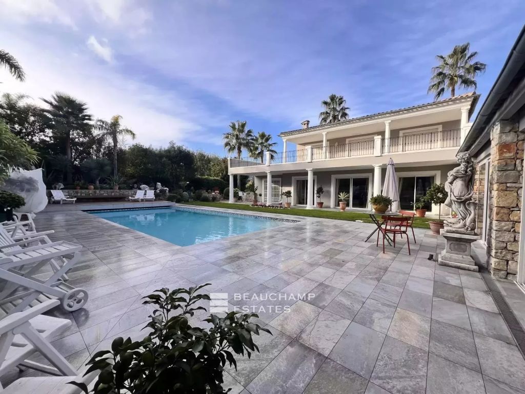 Mougins – 4 bedrooms Villa in a Private Estate