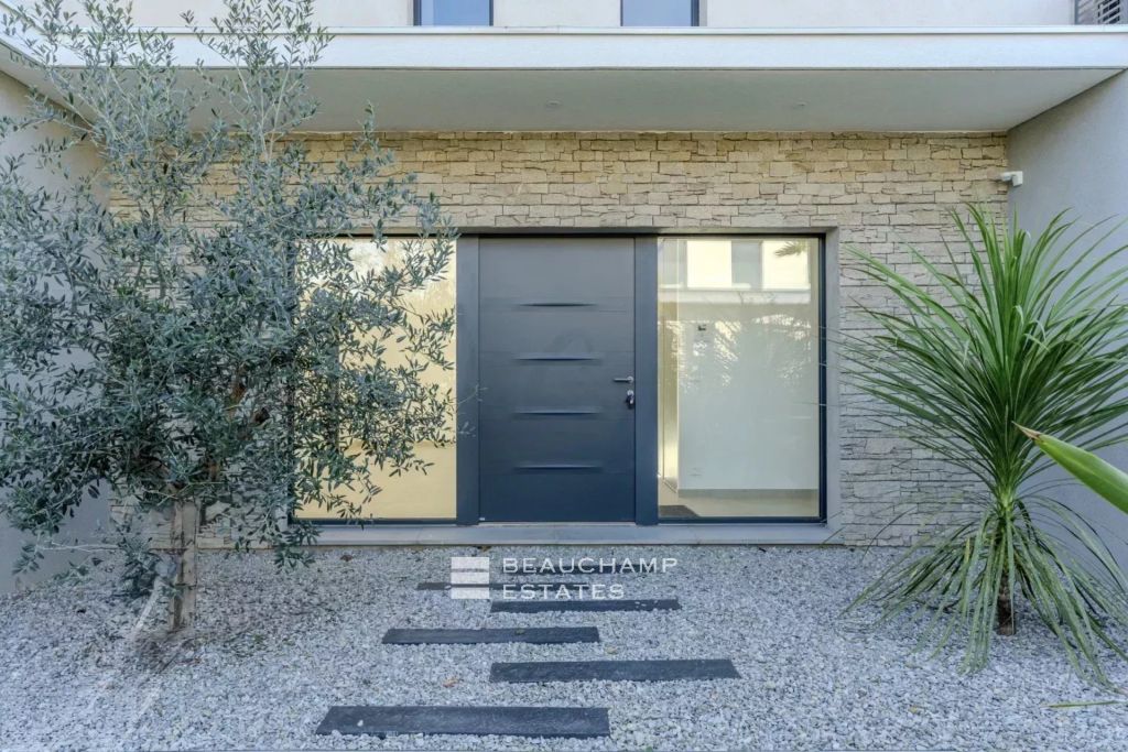 Mougins – Elegant contemporary villa with swimming pool