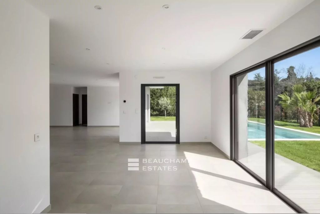 Mougins – Elegant contemporary villa with swimming pool