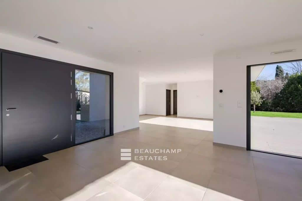 Mougins – Elegant contemporary villa with swimming pool