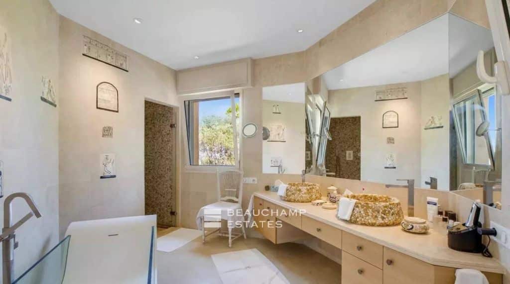 Mougins – Gated domain – Panoramic sea view