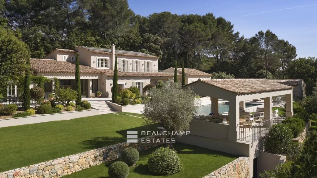 Neo-Provencal property with 7 bedrooms located in the heart of a gated domain in Mougins
