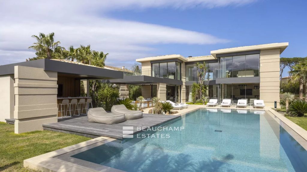 New architect designed villa in the heart of a private estate in Saint-Tropez.