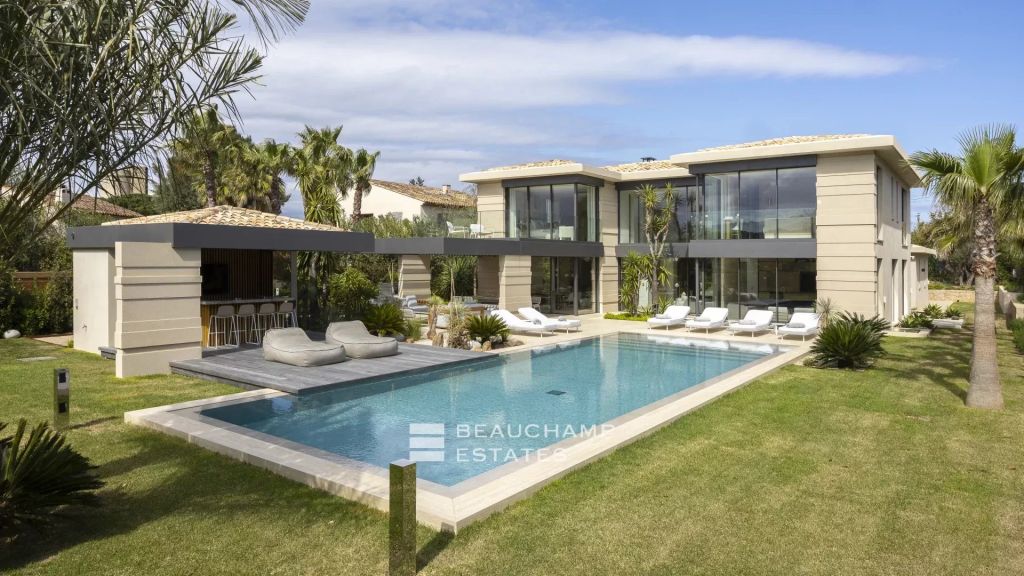 New architect designed villa in the heart of a private estate in Saint-Tropez.