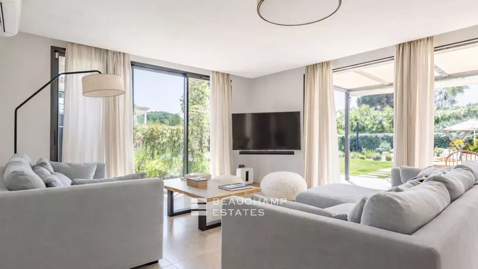 New villa a few steps from Salins beach and the city center of Saint-Tropez New villa a few steps from Salins beach and the city center of Saint-Tropez