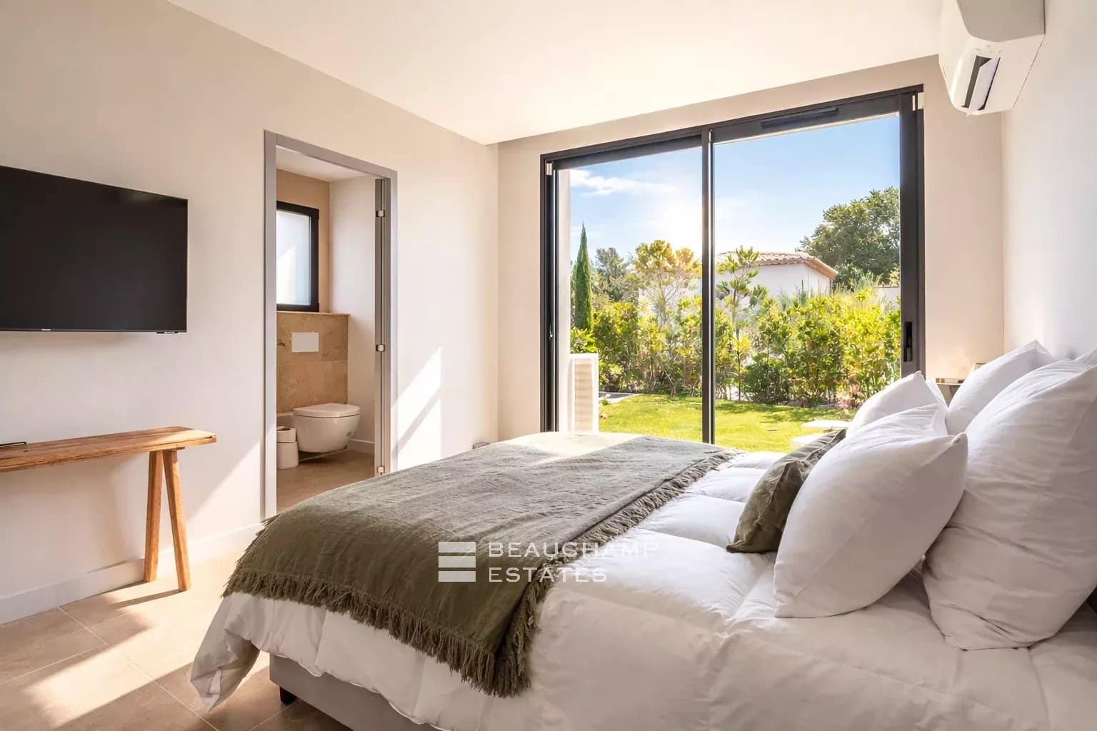 New villa a few steps from Salins beach and the city center of Saint-Tropez New villa a few steps from Salins beach and the city center of Saint-Tropez