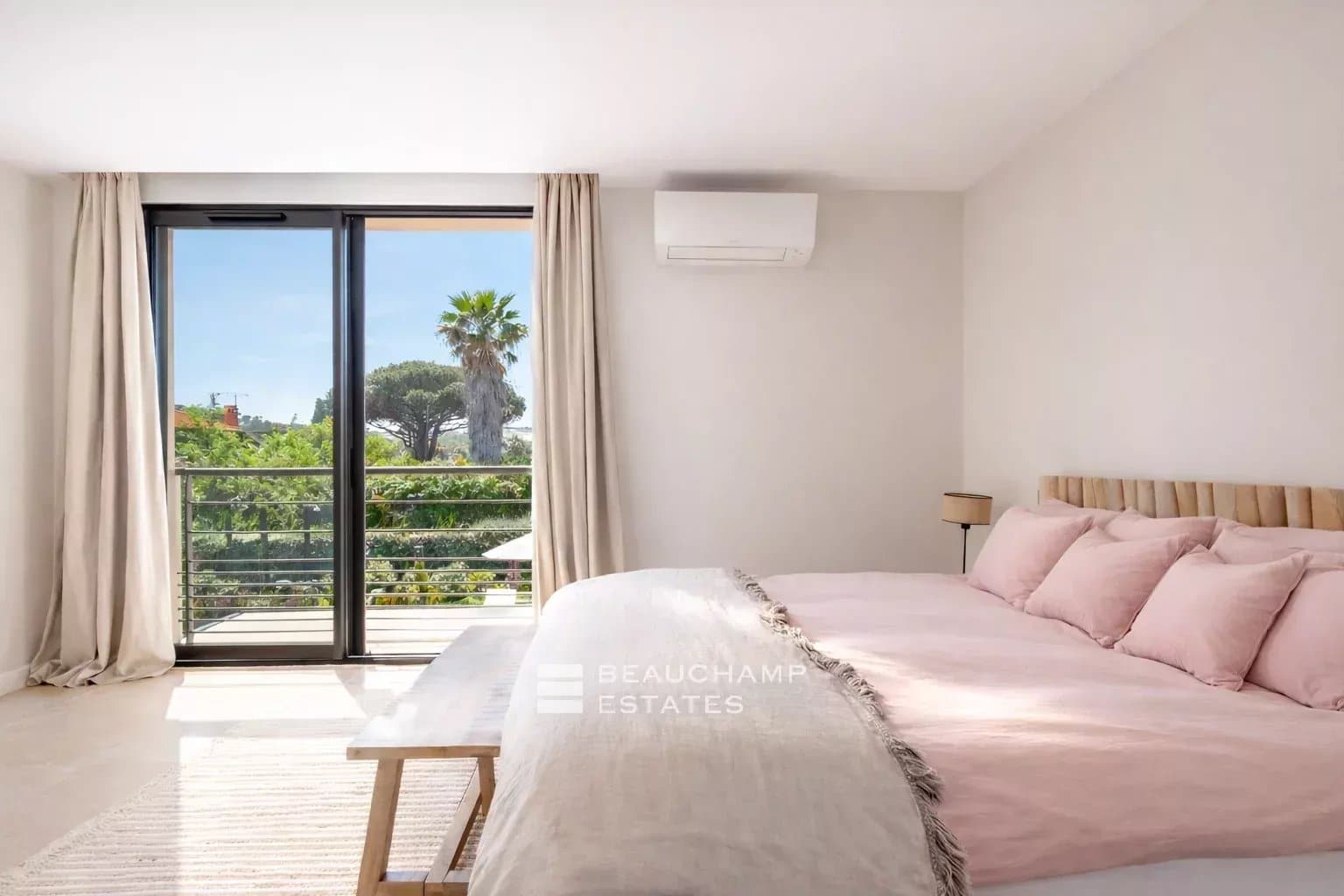 New villa a few steps from Salins beach and the city center of Saint-Tropez New villa a few steps from Salins beach and the city center of Saint-Tropez