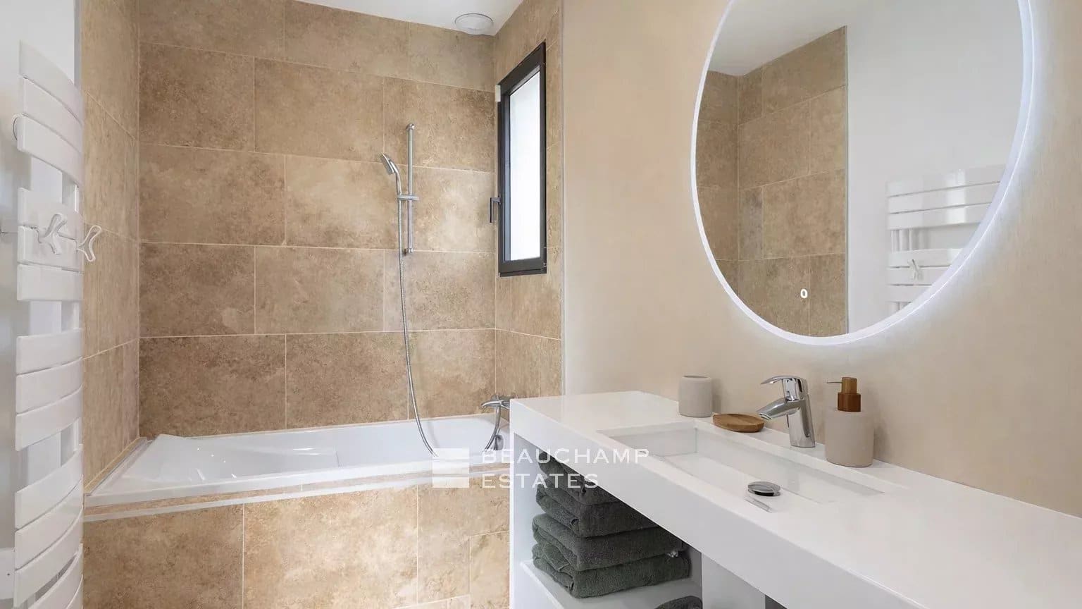 New villa a few steps from Salins beach and the city center of Saint-Tropez New villa a few steps from Salins beach and the city center of Saint-Tropez