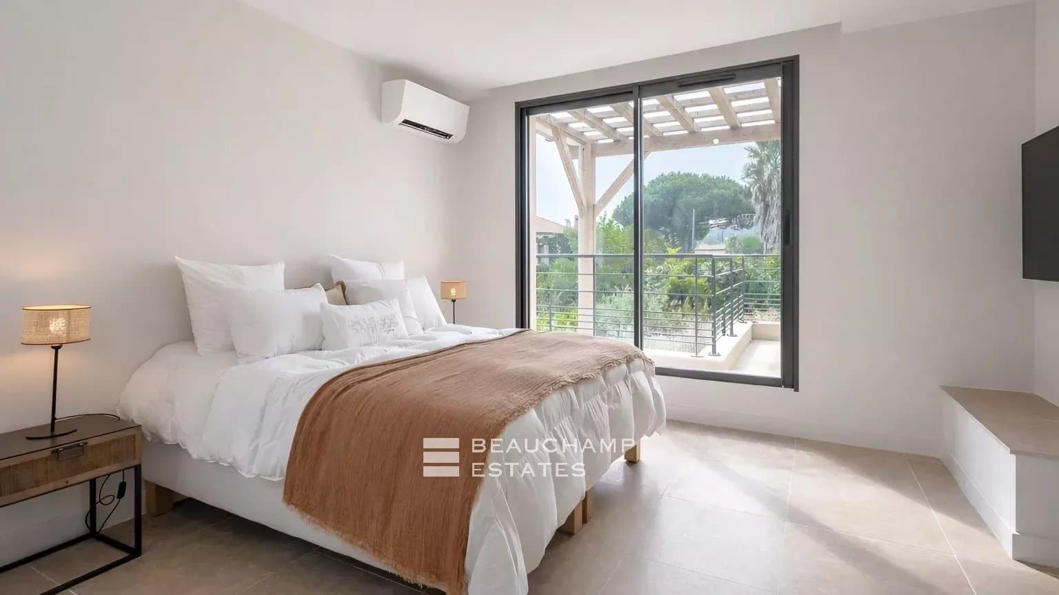 New villa a few steps from Salins beach and the city center of Saint-Tropez New villa a few steps from Salins beach and the city center of Saint-Tropez