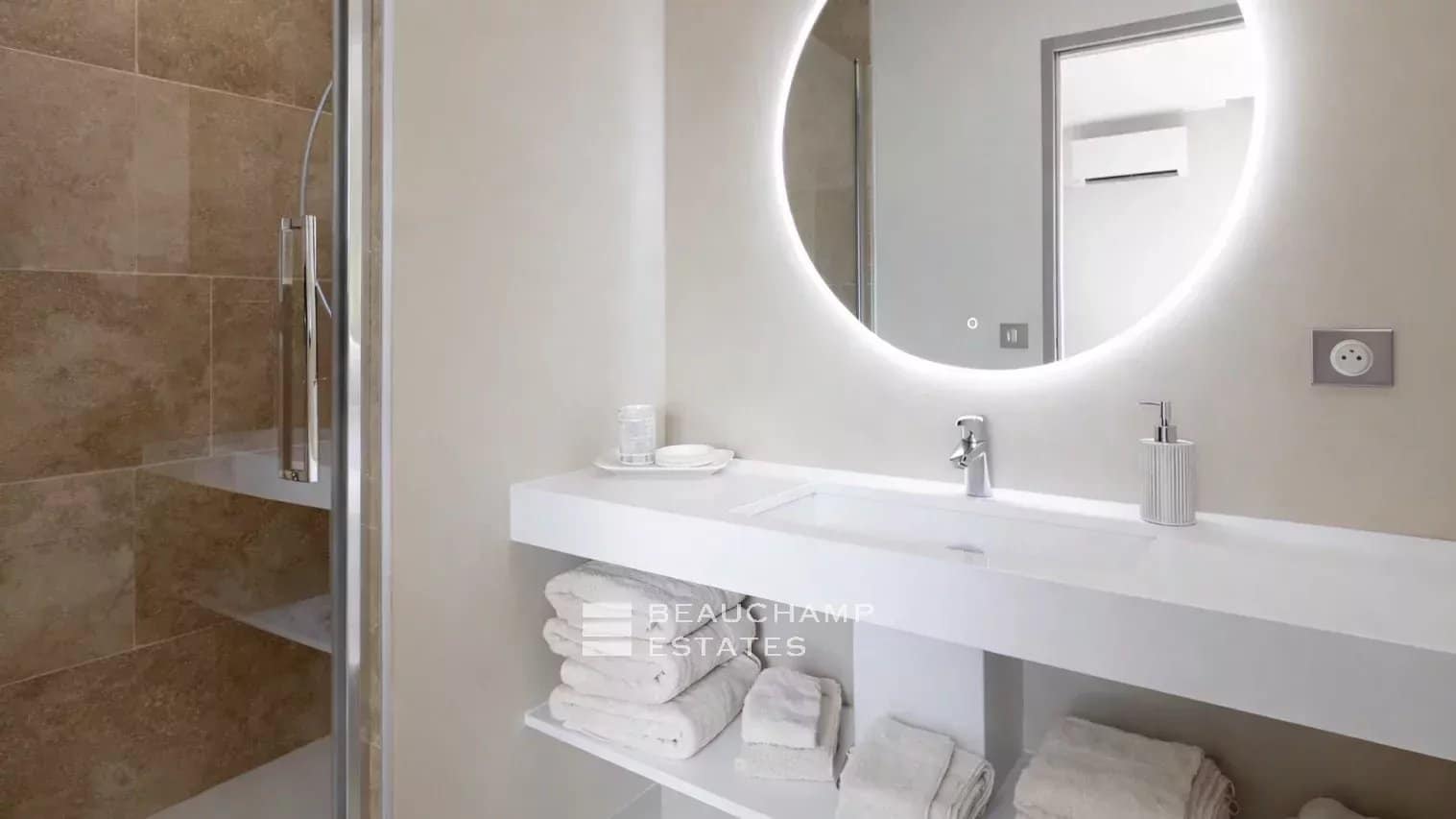 New villa a few steps from Salins beach and the city center of Saint-Tropez New villa a few steps from Salins beach and the city center of Saint-Tropez