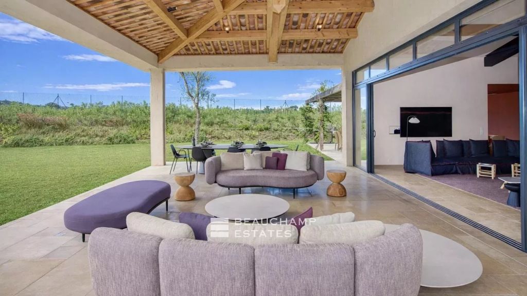 New villa walking distance of Salins beach and close to the city center of Saint-Tropez