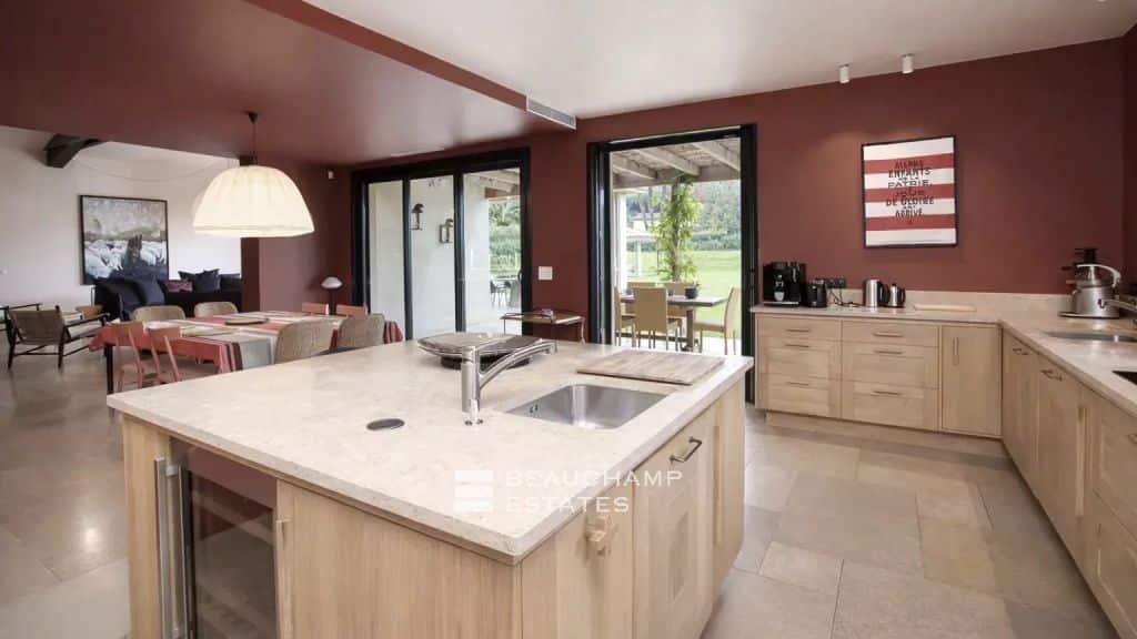 New villa walking distance of Salins beach and close to the city center of Saint-Tropez