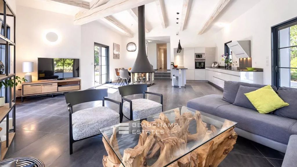 Newly built villa within walking distance of Plage des Salins, ideally located near the heart of Saint-Tropez
