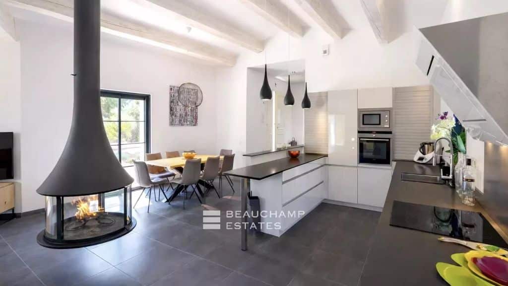 Newly built villa within walking distance of Plage des Salins, ideally located near the heart of Saint-Tropez