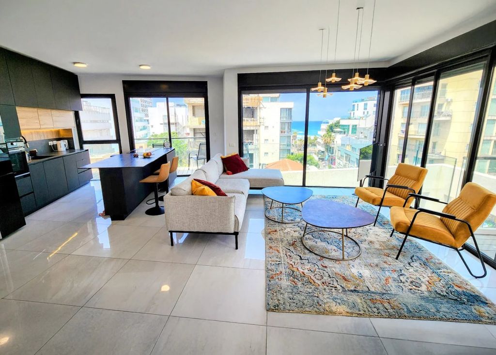 One-level penthouse with sea views