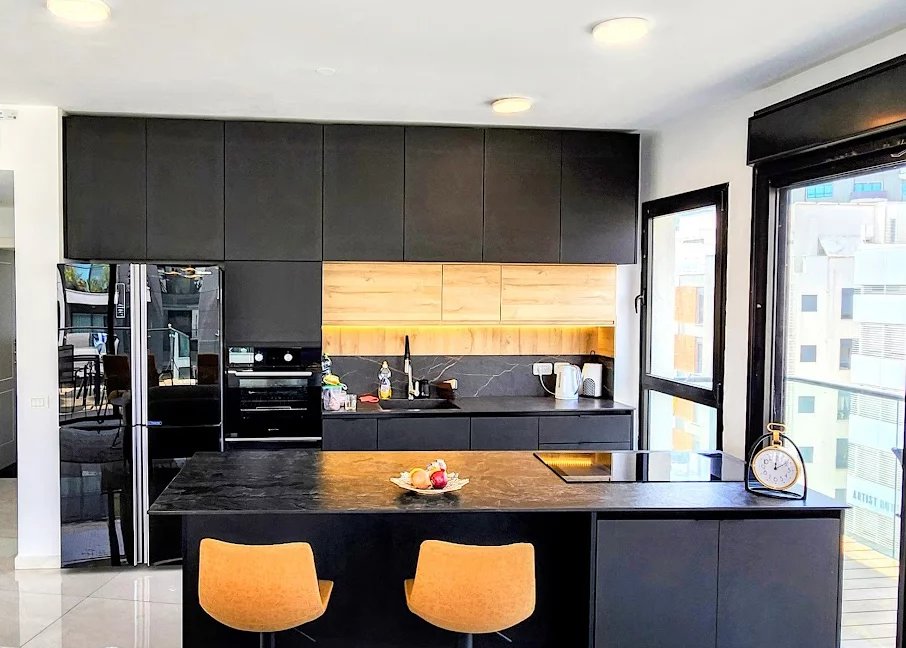 One-level penthouse with sea views