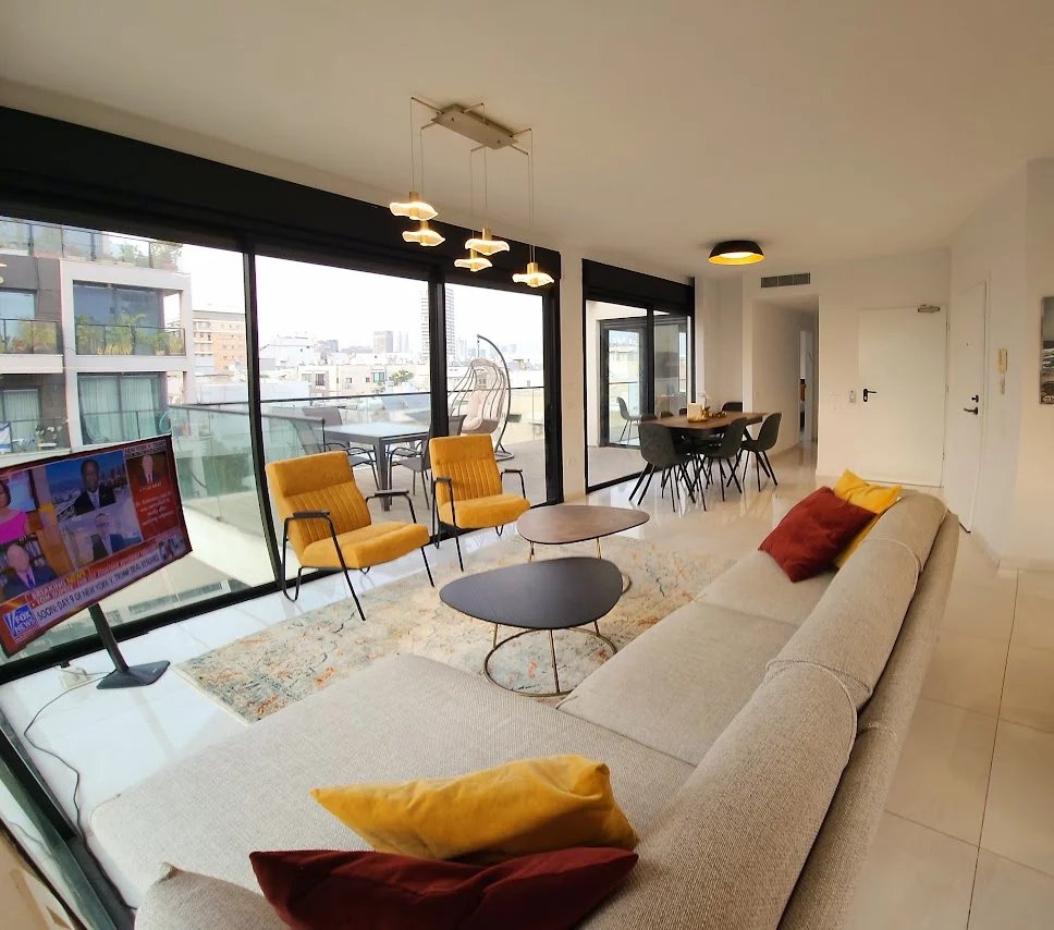 One-level penthouse with sea views